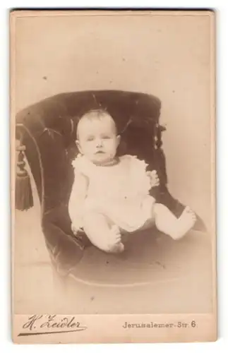 Fotografie H. Zeidler, Berlin, Portrait Baby sitzt in einem Polstersessel