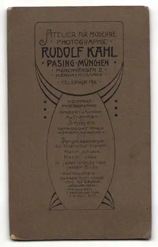 Fotografie Rudolf Kahl, Pasing-München, Portrait niedliches Kleinkind im weissen Hemd auf Laken sitzend