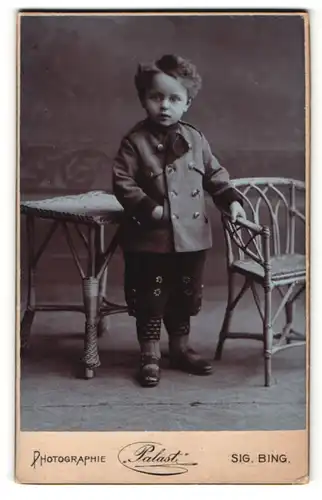 Fotografie Palast Sig. Bing, Wien, Portrait kleiner Junge in hübscher Kleidung an Stuhl gelehnt