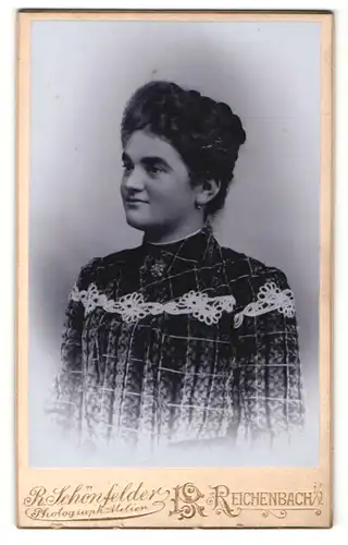 Fotografie R. Schönfelder, Reichenbach i / V., Portrait junge Dame mit Kragenbrosche im modischen Kleid