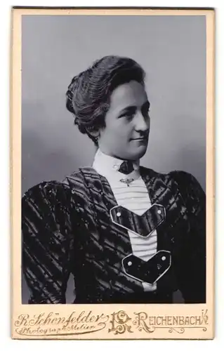 Fotografie R. Schönfelder, Reichenbach i / V., Portrait junge Dame mit Kragenbrosche im eleganten Kleid
