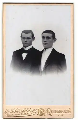 Fotografie R. Schönfelder, Reichenbach i / V., Portrait zwei junge charmante Herren in Anzügen