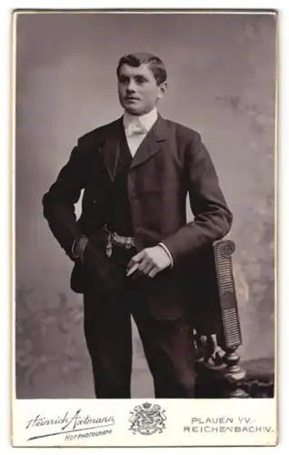 Fotografie Heinrich Axtmann, Plauen i / V., Reichenbach i / V., Portrait bürgerlicher Herr mit Zigarre an Stuhl gelehnt