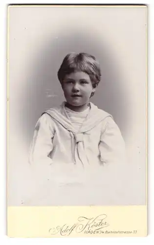 Fotografie Adolf Köster, Hagen i / W., Portrait kleines Mädchen in hübscher Kleidung