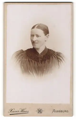 Fotografie Xaver Haas, Augsburg, Portrait Frau mit zusammengebundenem Haar