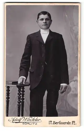 Fotografie Adolf Winkler, Görlitz, Portrait halbwüchsiger Knabe in festlichem Anzug
