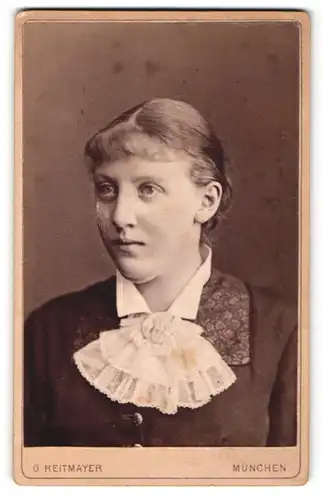 Fotografie O. Reitmayer, München, Portrait junge Frau mit zusammengebundenem Haar