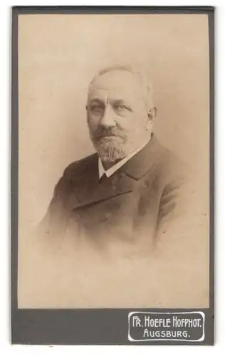 Fotografie Fr. Hoefle, Augsburg, Portrait älterer Herr mit Bart in Anzug