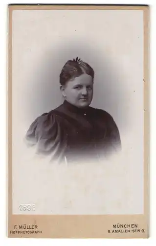 Fotografie F. Müller, München, Portrait Dame mit zeitgenöss. Frisur