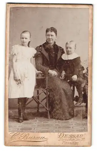 Fotografie C. Burau, Dessau, Portrait Dame mit zwei Kindern