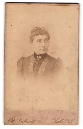 Fotografie Otto Gebhardt, Halle a/S, Portrait Dame mit zusammengebundenem Haar