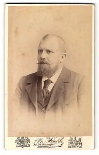 Fotografie Fr. Hoefle, Augsburg, Portrait Herr mit Bart in Anzug mit Krawatte
