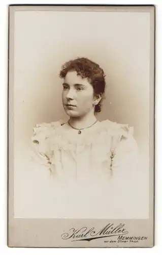 Fotografie Karl Müller, Memmingen, Portrait junge Frau mit zusammengebundenem Haar
