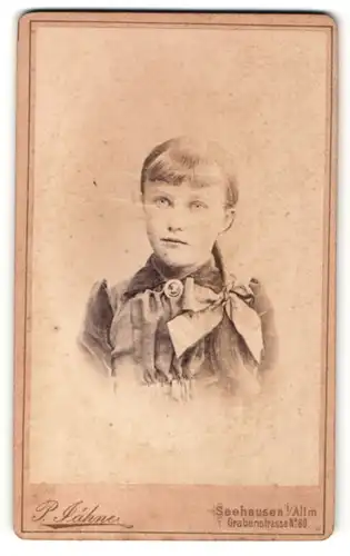 Fotografie P. Jähne, Seehausen i/Altm., Portrait Mädchen mit Zopf mit Schleife