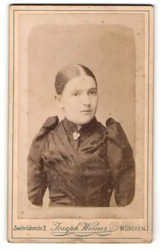 Fotografie Joseph Werner, München, Portrait Fräulein in festlicher Kleidung