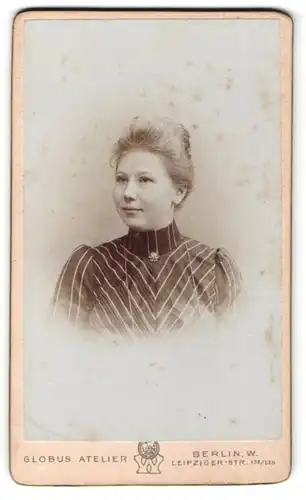 Fotografie Globus Atelier, Berlin-W, Portrait junge Frau mit zusammengebundenem Haar