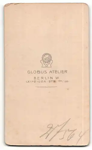 Fotografie Globus Atelier, Berlin-W, Portrait junge Frau mit zusammengebundenem Haar