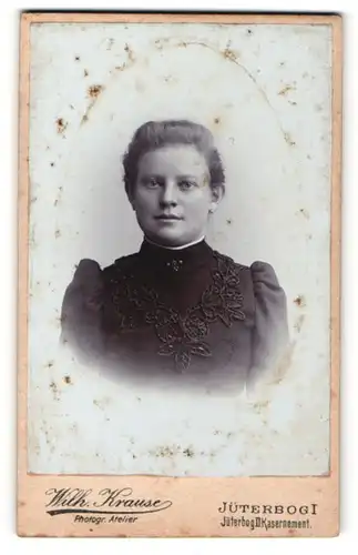 Fotografie Wilh. Krause, Jüterbog, Portrait Fräulein mit zusammengebundenem Haar