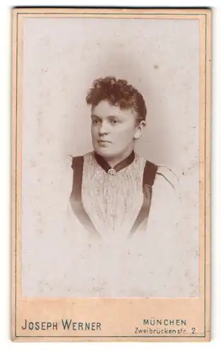 Fotografie Joseph Werner, München, Portrait junge Frau mit zusammengebundenem Haar