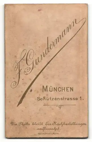 Fotografie F. Gundermann, München, Portrait junger Herr mit zeitgenöss. Frisur und Oberlippenbart