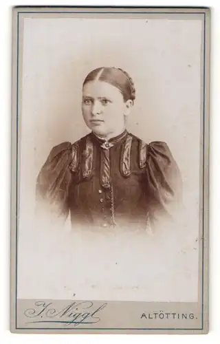 Fotografie J. Niggl, Altötting, Portrait Fräulein in festlicher Kleidung