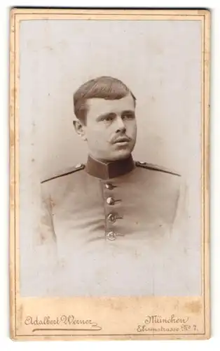 Fotografie Adalbert Werner, München, Portrait Soldat in Uniform