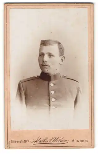 Fotografie Adalbert Werner, München, Portrait junger Soldat in Uniform