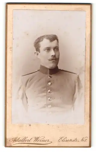 Fotografie Adalbert Werner, München, Portrait Soldat in Uniform