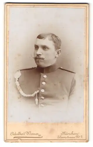 Fotografie Adalbert Werner, München, Portrait Soldat in Uniform mit Schützenschnur