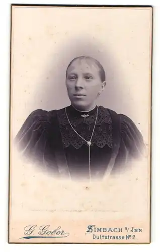 Fotografie G. Gobewr, Simbach a/Inn, Portrait Frau in feierlicher Garderobe