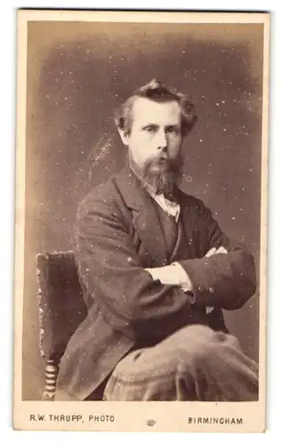 Fotografie R. W. Thrupp, Birmingham, Portrait Herr mit Bart und zeitgenöss. Frisur