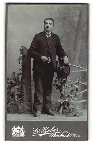 Fotografie G. Gober, Simbach, junger Mann im Anzug mit Zigarre und Hut