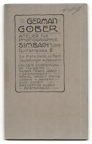 Fotografie G. Gober, Simbach, junger Mann im Anzug mit Zigarre und Hut