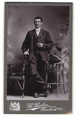 Fotografie G. Gober, Simbach, Mann im Anzug mit Schnurrbart und Zigarre