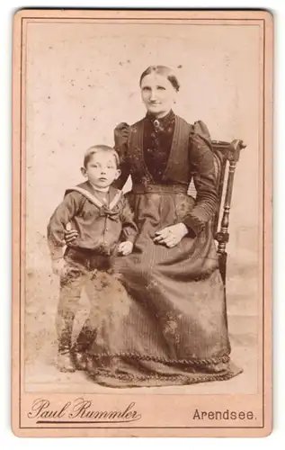 Fotografie Paul Rummler, Arendsee, ältere Frau im schwarzen Kleid mit jungem Kind im Matrosenanzug