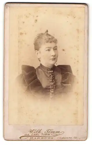 Fotografie Wilh. Timm, Harburg, junge Frau im schwarzen, extravaganten Kleid