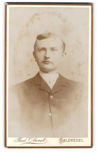 Fotografie Rud. Oberst, Salzwedel, junger Mann im Anzug mit blonden Schnurrbart