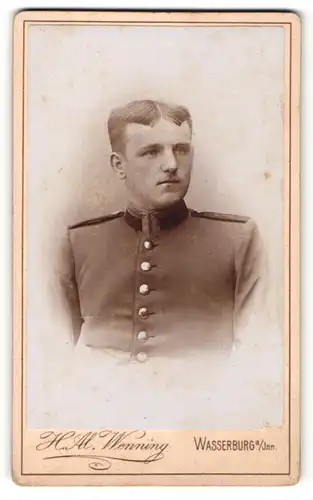 Fotografie H. Al. Wenning, Wasserburg, Junger Soldat mit gescheiteltem Haar in seiner Uniform