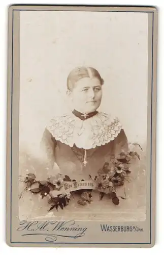 Fotografie H. Al. Wenning, Wasserburg, Frau mit Mittelscheitel-Zopf in elegantem Kleid mit Spitzenkragen