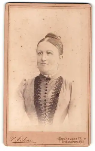 Fotografie P. Jähne, Seehausen, Dame mit Scheitelfrisur in elegantem bestickten Kleid