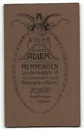 Fotografie A. Adler, Memmingen, Eleganter Herr mit gescheiteltem Haar im Anzug