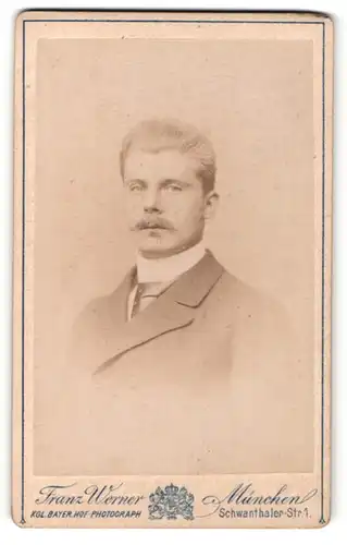 Fotografie Franz Werner, München, Herr mit Schnurrbart in elegantem Anzug