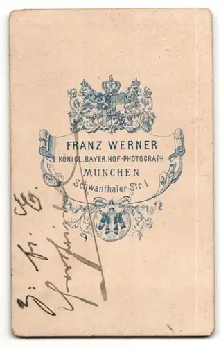 Fotografie Franz Werner, München, Herr mit Schnurrbart in elegantem Anzug