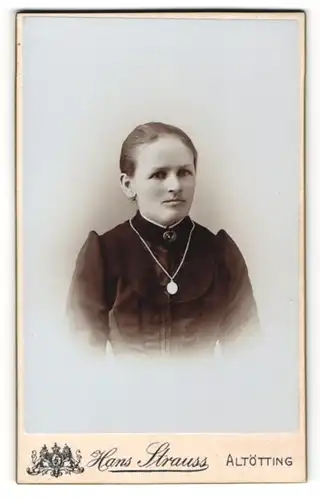 Fotografie Hans Strauss, Altötting, Junge Frau mit Kette