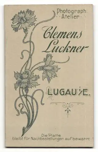 Fotografie C. Luckner, Lugau i. E., Frau im Kleid hinter Stuhl stehend
