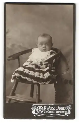 Fotografie D. Weissgärber, Zwönitz Thalheim, Kleinkind auf Stuhl sitzend