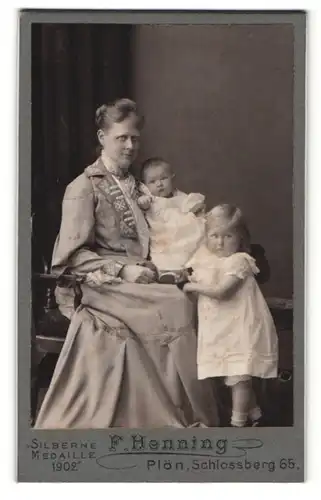 Fotografie F. Henning, Plön, Mutter mit ihren zwei Kindern