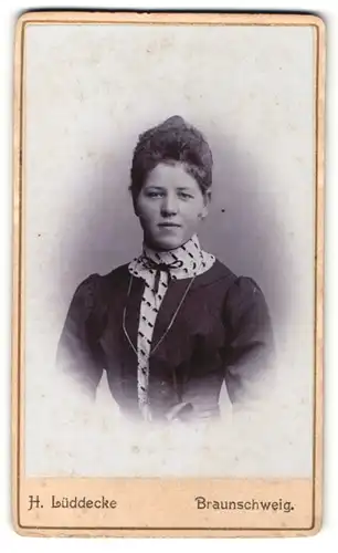 Fotografie H. Lüddecke, Braunschweig, Frau mit Kleid und Halskette