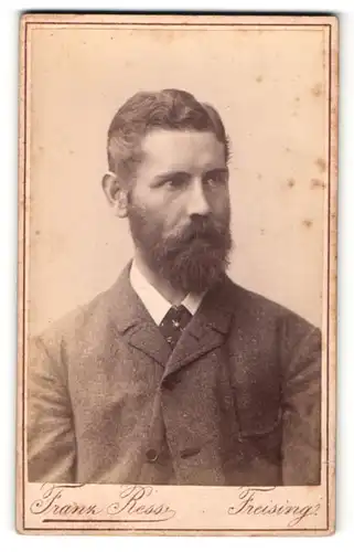 Fotografie Franz Ress, Freising, Mann mit Bart und Anzug