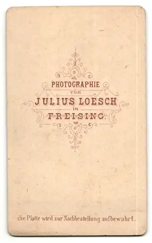 Fotografie Julius Loesch, Freising, Älterer Herr im Anzug mit Halstuch